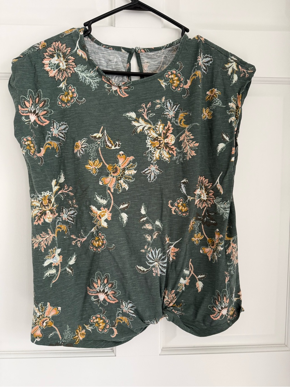Maurices forest green floral short sleeve with twist front